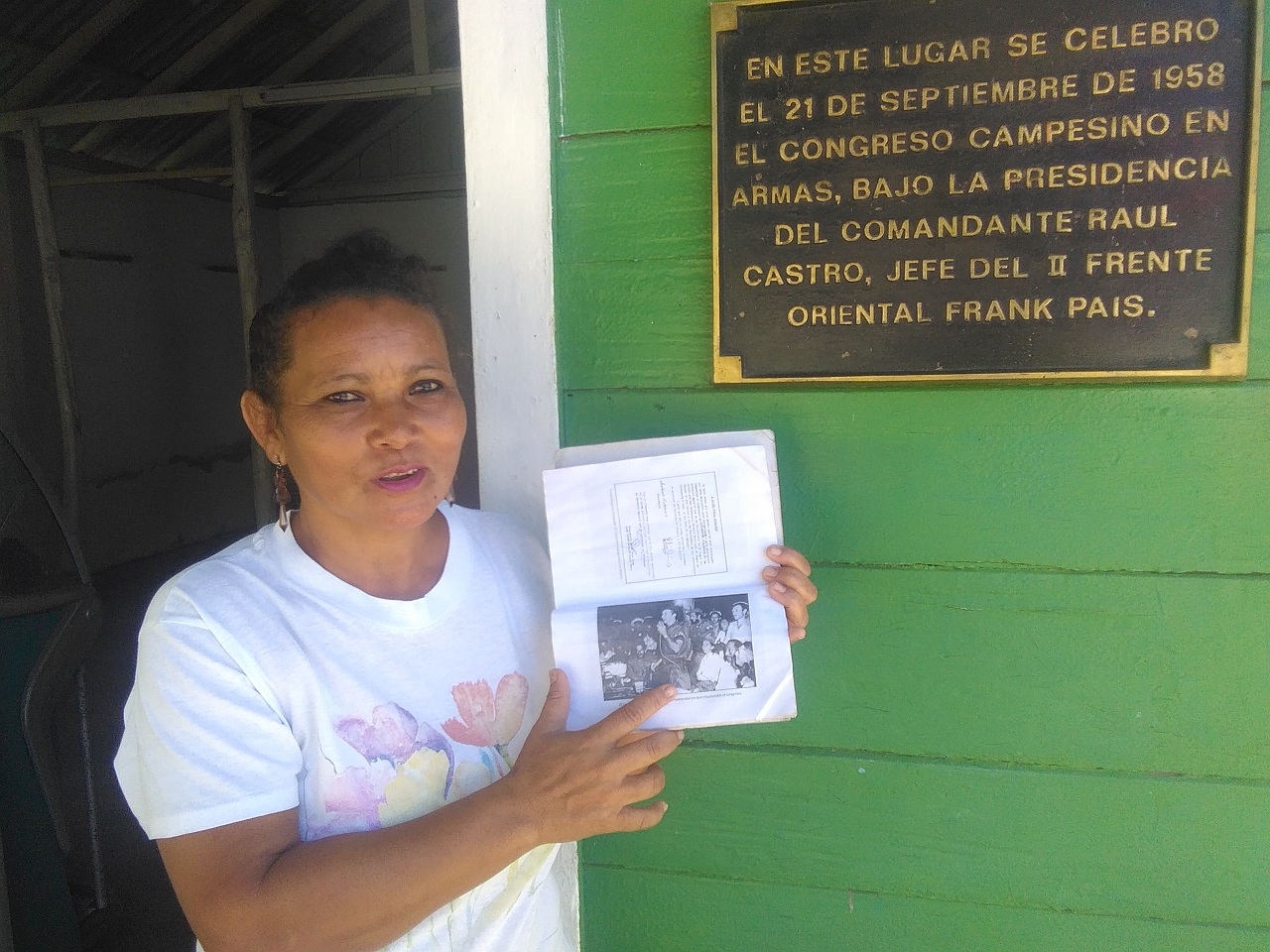 Raúl y su impronta se hacen visibles cotidianamente en Soledad de Mayarí, así lo reconoce Dania Montoya Castellano, técnica museóloga del museo Congreso Campesino en Armas, institución patrimonial en la que se labora para dejar listo un nuevo montaje. Foto: de la autora
