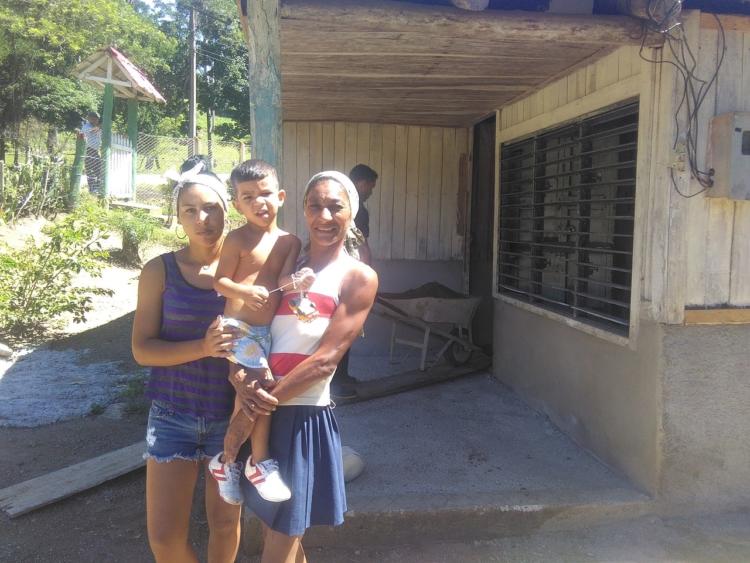 La familia del doctor Luis Ricardo Anglada —anestesista del hospital de Segundo Frente, y actualmente de misión internacionalista en Ghana— vive momentos de honda felicidad, pues su vivienda es una de las que se ejecuta con celeridad en saludo al aniversario 60 del Congreso. Foto: de la autora