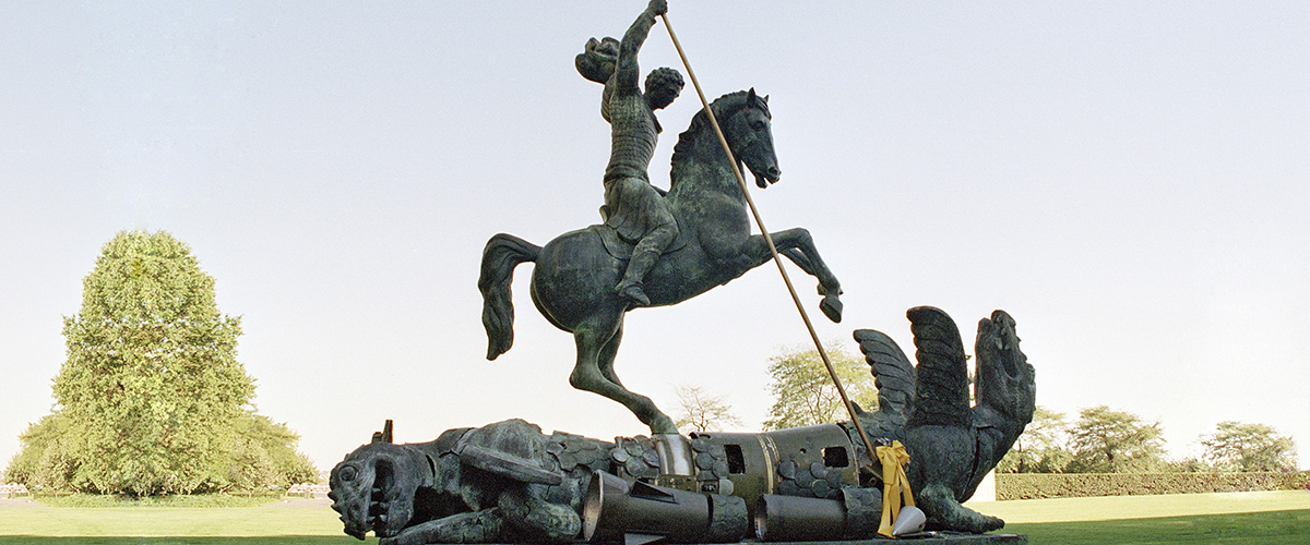 El bien vence al mal”, obra del escultor georgiano Zurab Tsereteli que representa a San Jorge y el dragón, construida con fragmentos de misiles nucleares soviéticos y estadounidenses, en los jardines de la Sede de las Naciones Unidas en Nueva York. Foto ONU/Milton Grant