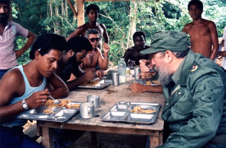 Hay que “cambiar todo lo que debe ser cambiado” pero sin olvidar en qué contexto y en beneficio de quiénes fue que Fidel impulsó esos cambios y luchó toda su vida. En la foto el Comandante en Jefe almuerza con los trabajadores un Domingo Rojo en el Contingente Blas Roca, 6 de noviembre del 1988.