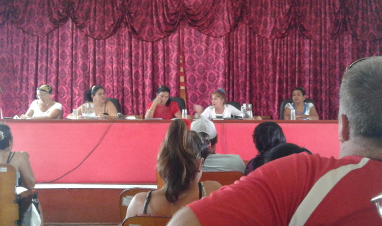 Los delegados del municipio de Camagüey intercambian con el Secretariado Provincial de la CTC. Foto: De la Autora