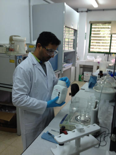 El profesor Luis Eduardo Guerra Rodríguez en un laboratorio de la Universidad de las Islas Baleares ensayando las diferentes opciones con el bagazo.