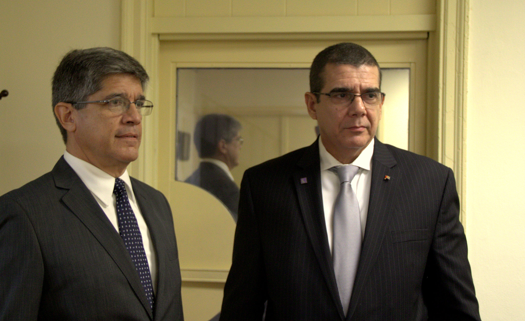 Carlos Fernández de Cossío, director general de Estados Unidos de la Cancillería cubana (izquierda), y José Ramón Cabañas Rodríguez, embajador de Cuba en Estados Unidos. Foto: Estudios Revolución