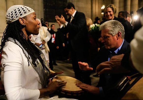 Miguel Díaz-Canel toca la percusión en la Iglesia Riverside. En segundo plano se observa a Nicolás Maduro aplaudiendo y a Lis Cuesta, esposa del presidente cubano, sonriente. Foto: @laradiodelsur