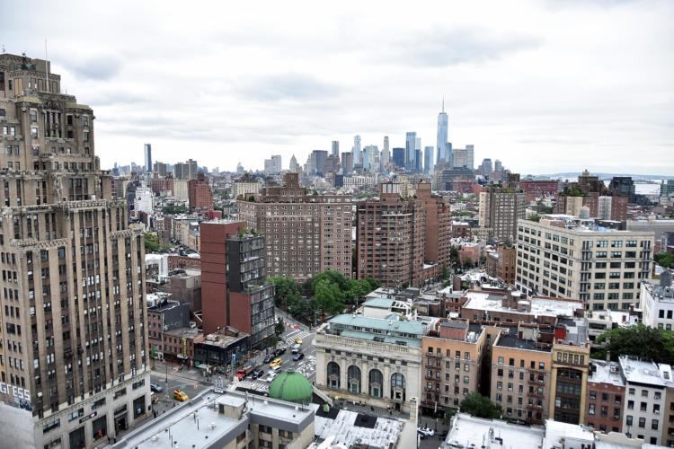Aunque en la mayoría de las películas aparece Manhattan, con sus rascacielos, hoteles y tiendas de lujo, la realidad es mucho más compleja.
