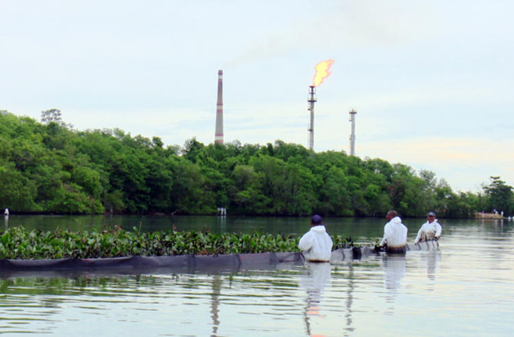 El derrame de hidrocarburos hacia la bahía de Cienfuegos fue afrontado con labores complejas y muy difíciles. Foto: Ismary Barcia