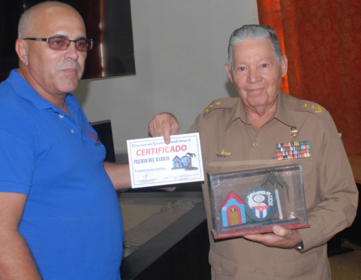 Carlos Rafael Miranda Martínez, coordinador nacional de los CDR entregó el Premio del Barrio al General de División de la Reserva Ramón Pardo Guerra. Foto: Heriberto González Brito