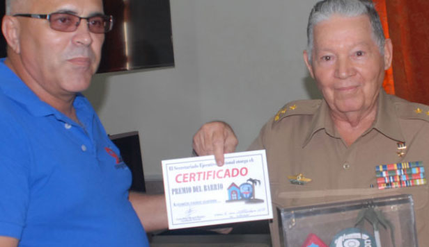 Carlos Rafael Miranda Martínez, coordinador nacional de los CDR entregó el Premio del Barrio al General de División de la Reserva Ramón Pardo Guerra. Foto: Heriberto González Brito