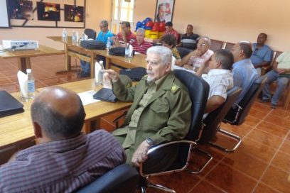 Ramiro Valdés indica cooperar e integrar las industrias cubanas para avanzar en los programas sociales