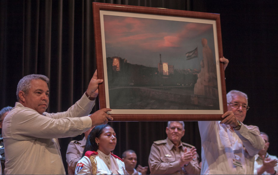 Un cuadro con la imagen de la Plaza de la Revolución captada por el fotógrafo Raúl Abreu, le será enviado al General de Ejército Raúl Castro Ruz. Foto: René Pérez Massola