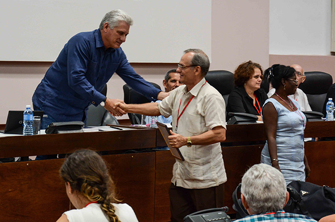 Miguel Díaz-Canel Bermúdez (I) , Presidente de los Consejos de Estado y de Ministros, preside la clausura de la Primera Conferencia Nacional de la Unión de Informáticos de Cuba, en el Palacio de las Convenciones, en La Habana, el 3 de octubre de 2018. ACN FOTO/ Marcelino VÁZQUEZ HERNÁNDEZ/ rrcc