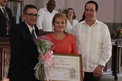 Ministro de salud destaca contribución de profesionales en Premio Anual del sector