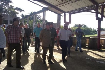Ramiro Valdés visita centro de producción local de materiales