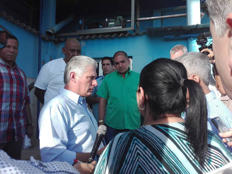 Presidente cubano recorre Empresa de Productos Lácteos Galaxia, Unidad Empresarial de Base Guanajay Foto: Tomada del Facebook de Angélica Paredes