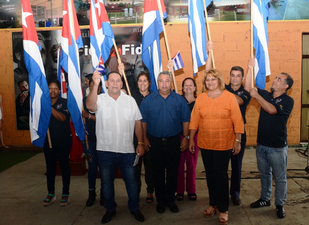 En la foto aparecen los secretarios generales de los burós del Sindicato de Trabajadores de Industrias de las provincias más destacadas en la emulación por el V Aniversario de esa organización, junto con Ulises Guilarte de Nacimiento, Lidia Esther Brunet Nodarse y Arturo Rodríguez Font. Foto: Modesto Gutiérrez, ACN.