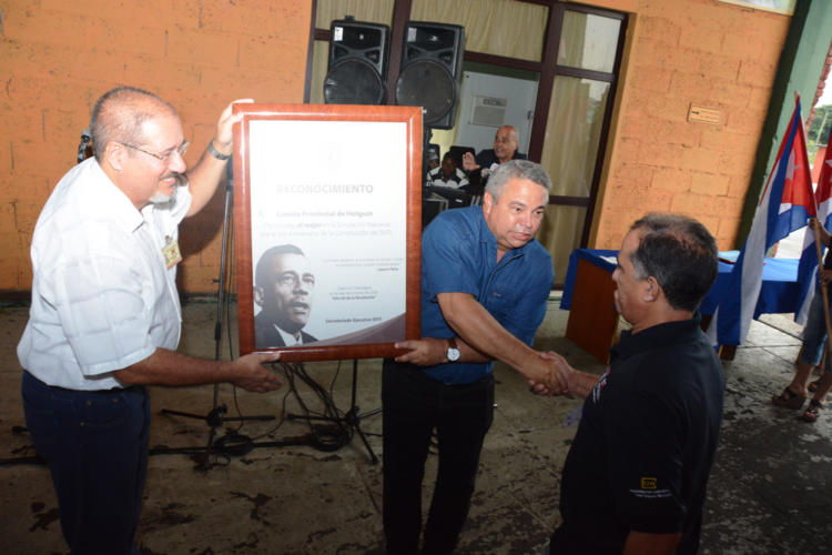 El secretario general de la CTC y José Álvarez Sandoval, viceministro de Industrias, entregaron el certificado correspondiente a la provincia de Holguín, la de mejores resultados integrales del país.