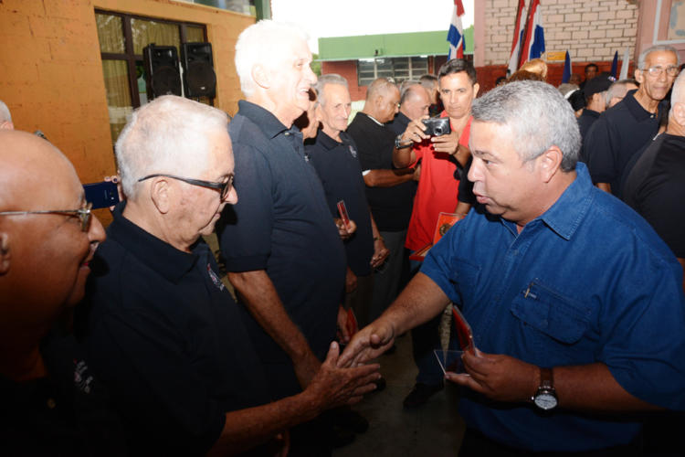 Los trabajadores que acumulan 50 años de labor ininterrumpida en el sector industrial cubano recibieron un sello acreditativo.