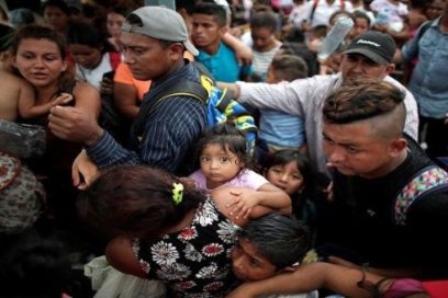 Migrantes reanudan marcha