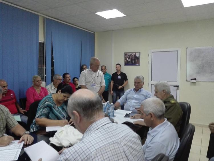 Acompaña al presidente cubano el Comandante de la Revolución Ramiro Valdés Menéndez y otros miembros del Consejo de Ministros. Foto: Tomada del Facebook de Angélica Paredes