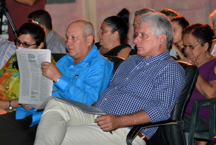 Con la presencia de Miguel Díaz-Canel Bermúdez (D), presidente de los Consejos de Estado y de Ministros, acompañado de Jorge Luis Tapia Fonseca, primer Secretario del Partido Comunista de Cuba en el territorio agramontino e Isabel González Cárdenas, Presidenta de la Asamblea Provincial del Poder Popular, los vecinos de la Circunscripción 76 del Consejo Popular Puerto Príncipe, analizaron el Proyecto de la nueva constitución Cubana, en Camagüey, el 18 de octubre de2018. ACN FOTO/ Rodolfo BLANCO CUÉ