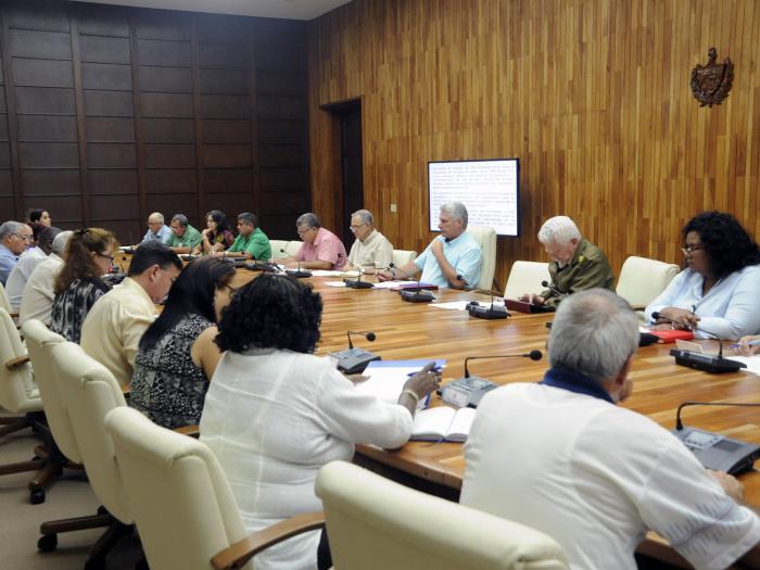 Díaz-Canel en consejo de ministros