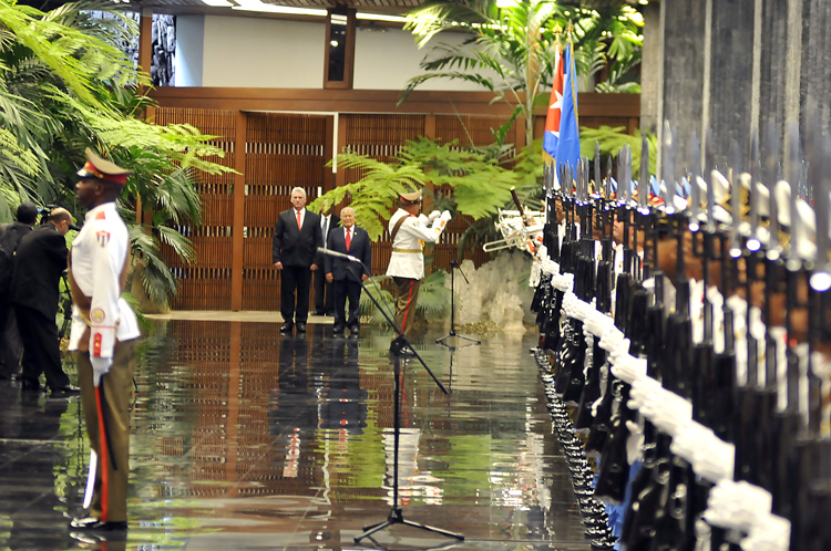 Ofrenda floral ante el monumento José martí en la Plaza de La Revolución por el presidente del SalvadorSalvador Sánchez Cedeño y su delegación y el viceministro del ministerio exterior Rogelio Sierra díaz de Cuba. Recibimiento oficial al presidente del Salvador Sr Salvador Sánchez Cedeño por el presidente cubano Miguel Diaz Canel Bermudez en El Palacio de La revolución. 25 de Octubre 2018.
