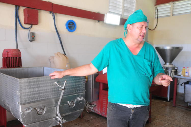 Juan Carlos Asencio Laguna, jefe del área de la empacadora, reconoce que los equipos funcionan gracias a las inventivas.