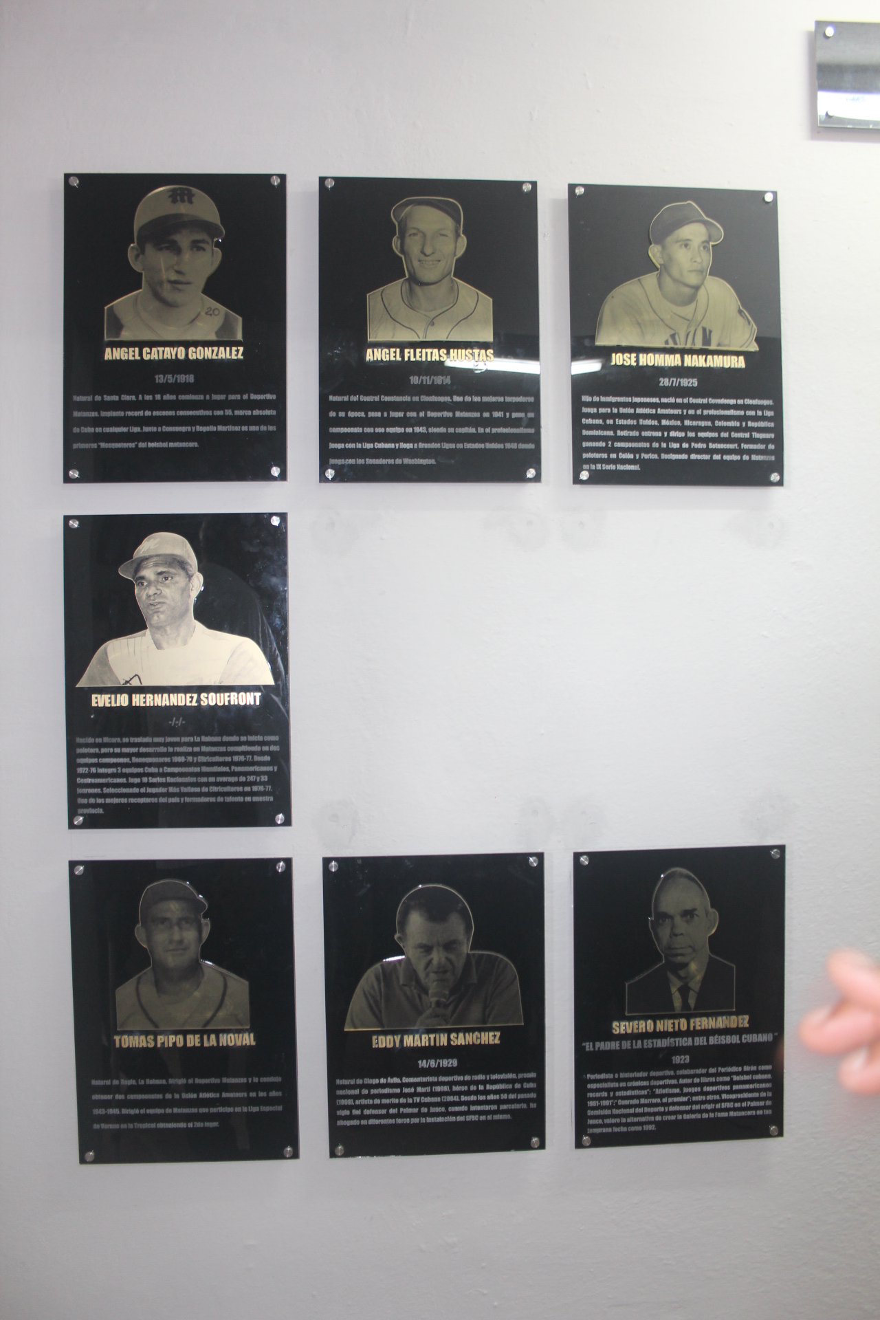Placas de los nuevos exaltados en el 2018 al Salón de al Fama del Béisbol matancero. Foto: Isabel Aguilera Aguilar