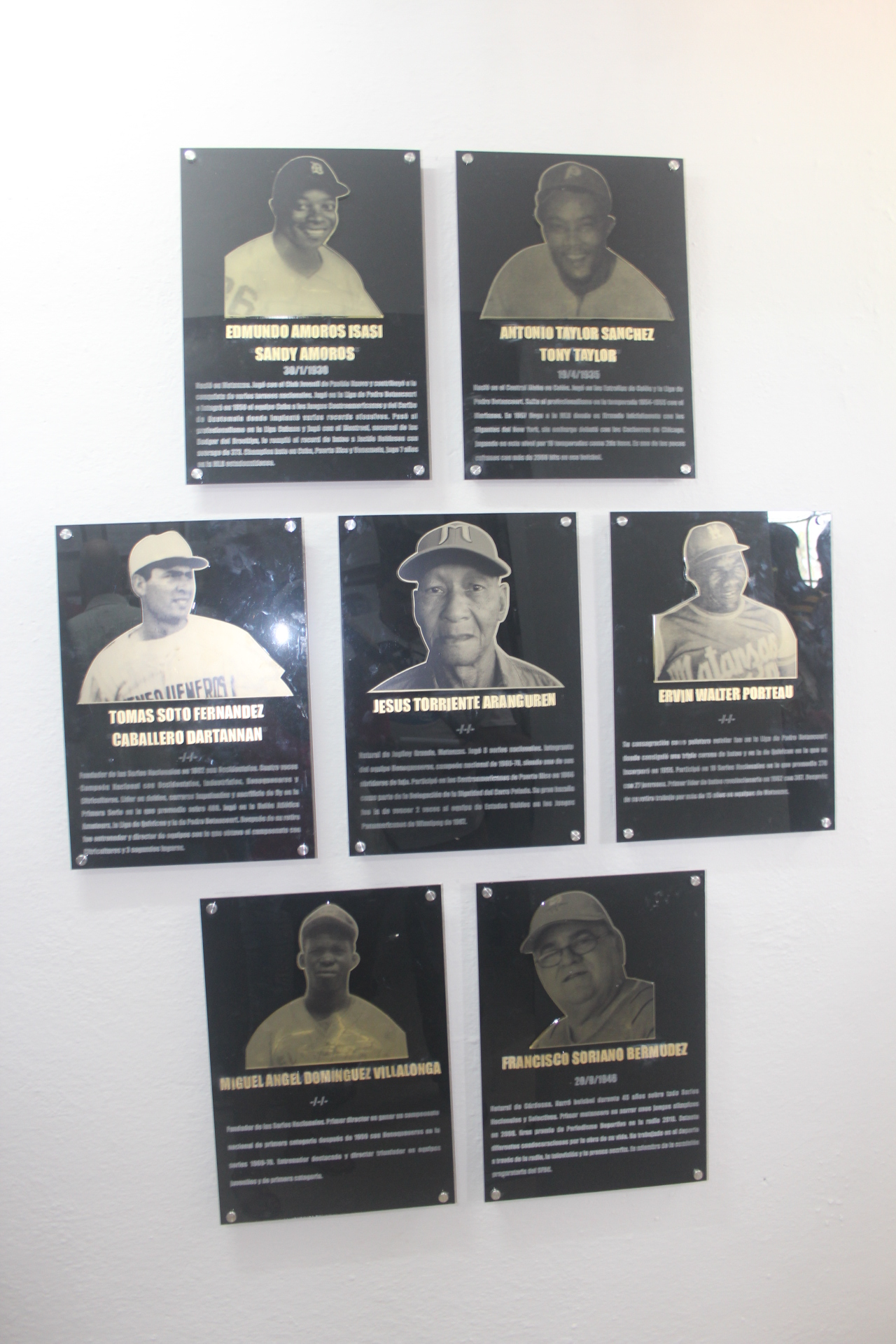 Placas de los nuevos exaltados en el 2018 al Salón de al Fama del Béisbol matancero. Foto: Isabel Aguilera Aguilar