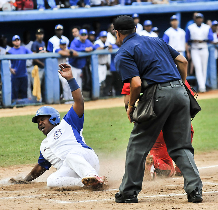 La entrega de los peloteros y la rivalidad se fortalecen con este sistema de competencia. Foto José Raúl Rodríguez Robleda