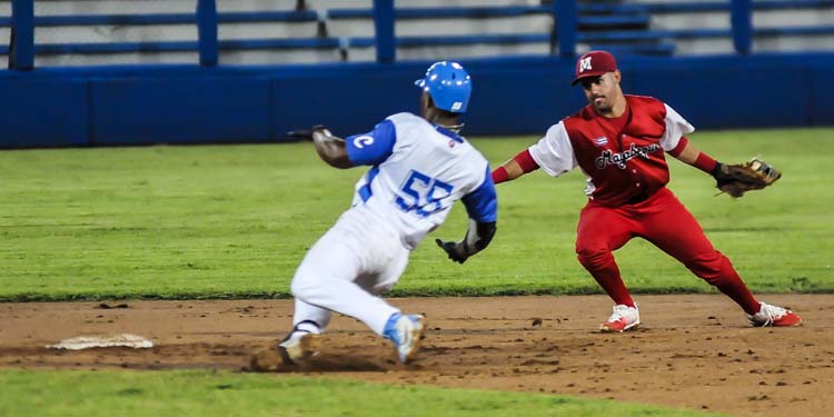 Alexander Malleta fue clave en el triunfo de Industriales sobre Mayabeque. Foto: José Raúl Rodríguez Robleda.