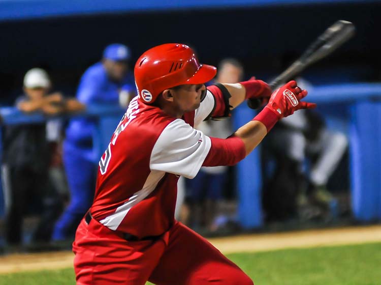 Orlando Lavandera empujó tres de las cuatro carreras de los Huracanes de Mayabeque en el capítulo inicial. Foto: José Raúl Rodríguez Robleda.