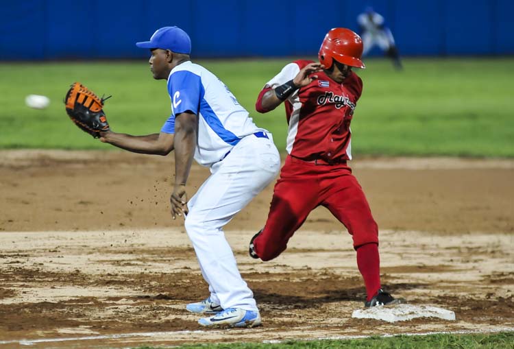 Partido Industriales-Mayabeque que definió el avance a la segunda ronda. Foto: José Raúl Rodríguez Robleda.