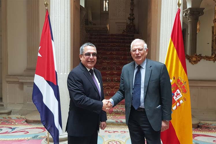 En la imagen, de izquierda a derecha, el viceministro cubano Marcelino Medina y el canciller español Josep Borrell. Foto: Cubaminrex