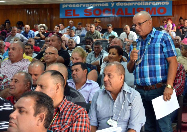 Intervención de delegados, durante la Plenaria Nacional de Ganadería, celebrada en la Escuela Provincial del Partido Cándido González Morales, en Camagüey, el 12 de octubre de 2018. ACN FOTO/ Rodolfo BLANCO CUÉ/sdl