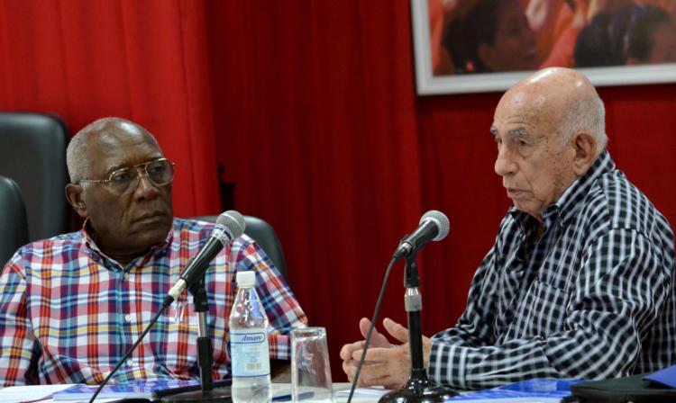 José Ramón Machado Ventura (D), Segundo Secretario del Comité Central del Partido Comunista de Cuba, y Salvador Valdés Mesa, Primer vicepresidente de los Consejos de Estado y de Ministros, durante la Plenaria Nacional de Ganadería, celebrada en la Escuela Provincial del Partido Cándido González Morales, en Camagüey, el 12 de octubre de 2018. ACN FOTO/ Rodolfo BLANCO CUÉ/sdl