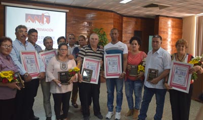 Los homenajeados recibieron reconocimientos acompañados de sus familiares en un acto efectuado en la sede de la CTC. Foto: Agustín Borrego Torres