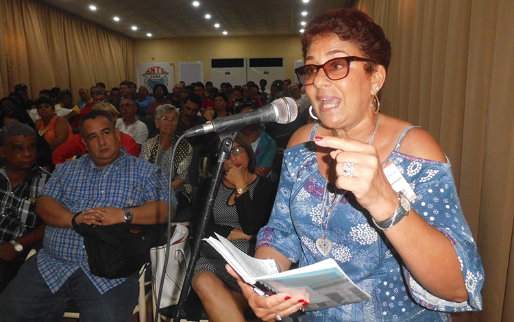 El proceso de consultas y análisis, previo a la Primera Conferencia del SNTC se realizó en 24 municipios y en las 15 provincias del país. En la foto, la profesora Doris Madruga, directora del Centro de Superación para la Cultura y delegada directa al cónclave, planteó en la reunión de Villa Clara la necesidad de hallar soluciones al problema salarial dentro del sector cultural. Foto: Francisnet Daz Rondón