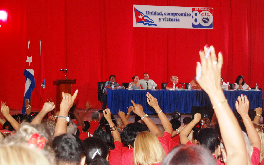 Los delegados aprobaron el informe de la Gestión Económica y Financiera de la CTC en Cienfuegos. Foto: Barreras Ferrán