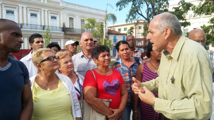 Pérez Orozco, conservador de la Ciudad, explica detalles de la restauración del parque de La Libertad, la segunda plaza de mayor relevancia de Matanzas. Fotos: Noryis
