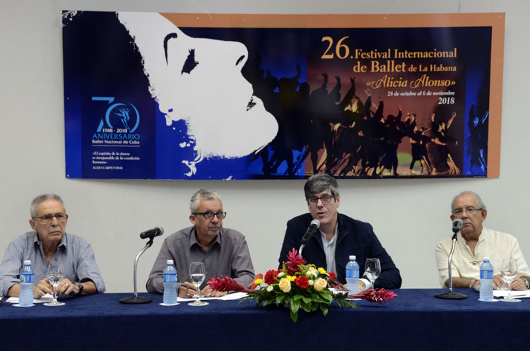 De izquierda a derecha, Salvador Fernández, Subdirector técnico del Ballet Nacional de Cuba, Mauricio Abreu, Jefe de prensa del Ballet Nacional de Cuba, Heriberto Cabeza, jefe de relaciones públicas del Ballet Nacional de Cuba, Miguel Cabrera, historiador del Ballet Nacional de Cuba. (Trabajadores / Joaquín Hernández Mena)