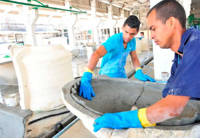 La UEB Fibrocemento Sancti Spíritus puede hacer tanques de fibrocemento, elementos muy necesarios para lo población a la hora de guardar agua potable. Foto: Vicente Brito, Escambray