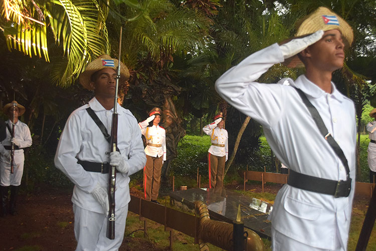 Integrantes de una compañía de ceremonias de las Fuerzas Armadas Revolucionarias, con el uniforme del Ejército Libertador, realizaron una guardia de honor.