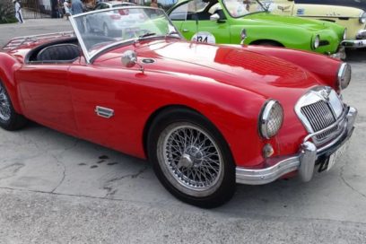 Autos clásicos británicos por el Vedado