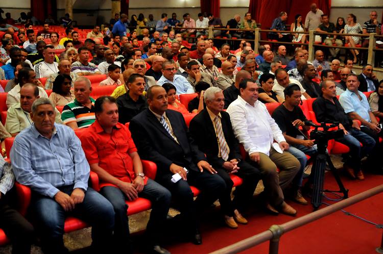 Las máximas autoridades políticas, gubernamentales y deportivas de la provincia y del béisbol cubano estuvieron presentes en la noche de selección de refuerzos. Foto: José Rodríguez Robleda