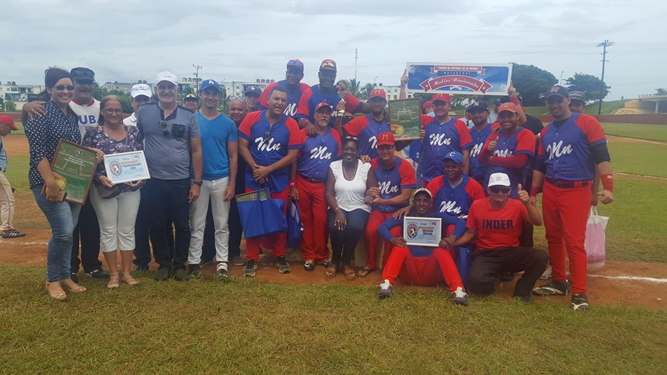 Equipo campeón de Medios Nacionales en el XX Torneo de Sóftbol de la Prensa. Foto: Yoandry Ávila