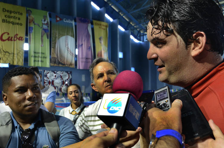 Jhoen Lefont en declaraciones a la prensa tras lograr el récord. Foto: Joaquín Hernández Mena.