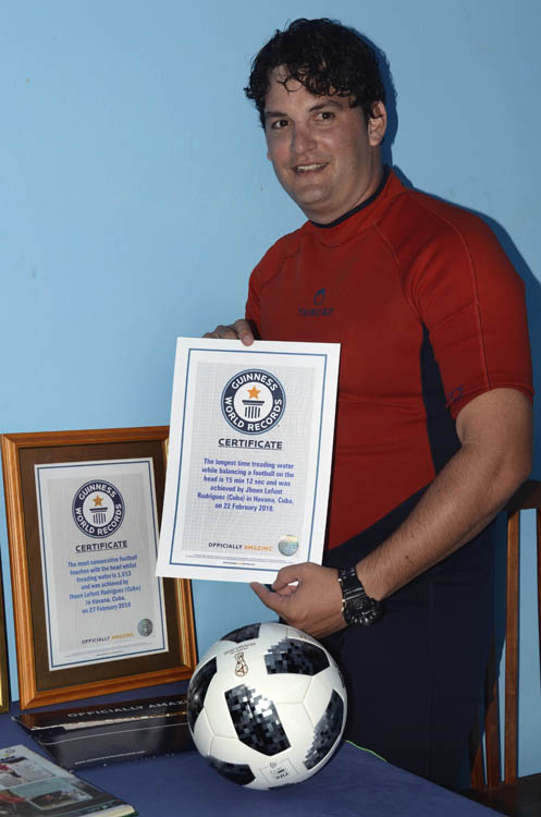 Jhoen Lefont recibió hoy los certificados de su última primacía. Foto: Joaquín Hernández Mena.