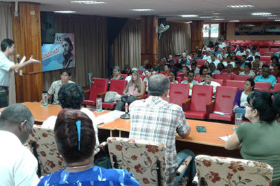 Sindicalistas de Artemisa debaten sobre economía
