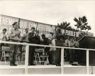 Fidel junto a Raúl luego del discurso pronunciado el 20 de enero de 1981 en Guisa. Foto: Museo Municipal Guisa